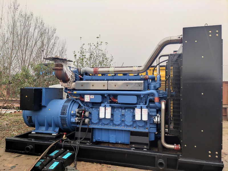 曲靖柴油发电机组更换机油时，应遵循哪些步骤？